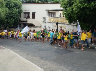 Ato leva 2,5 mil cachoeirenses às ruas para protestar contra o governo Dilma