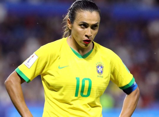 Emocionada, Marta dá recado a jogadoras mais novas: 