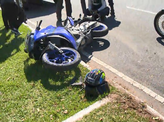 Motociclista morre ao bater em árvore em Vitória
