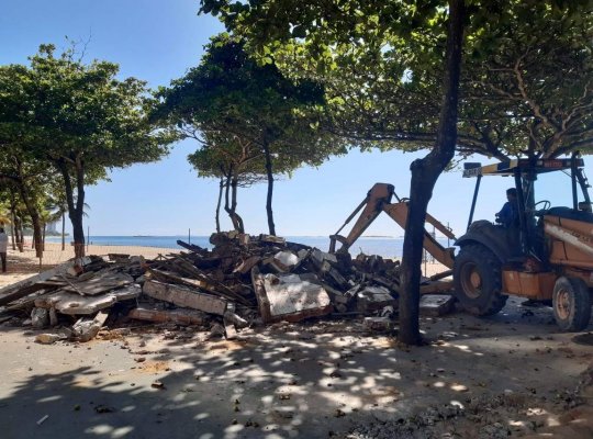 Quiosques são demolidos em praias de Vila Velha