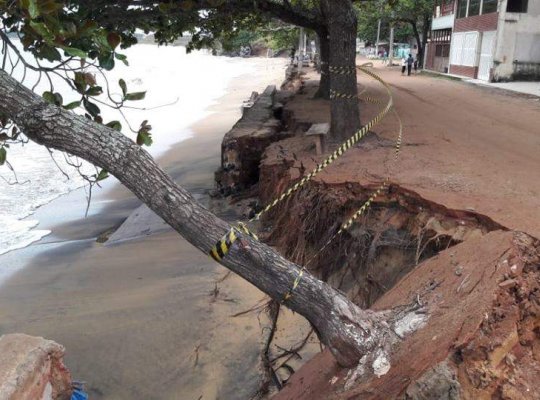 Árvores ameaçam cair na orla de Meaípe, em Guarapari