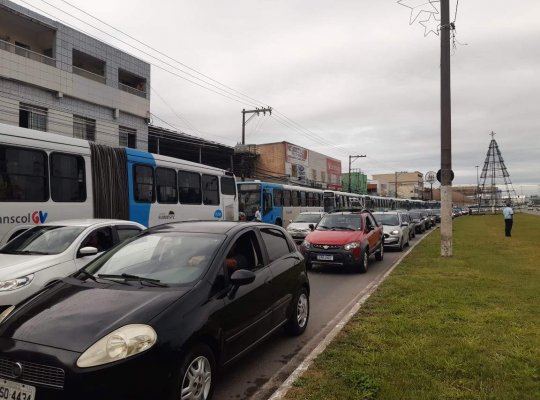 Paralisação: motoristas e cobradores interditam Avenida Carlos Lindenberg
