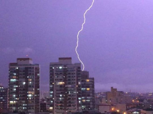 Instituto emite aviso de chuva forte e tempestade de raios no Espírito Santo