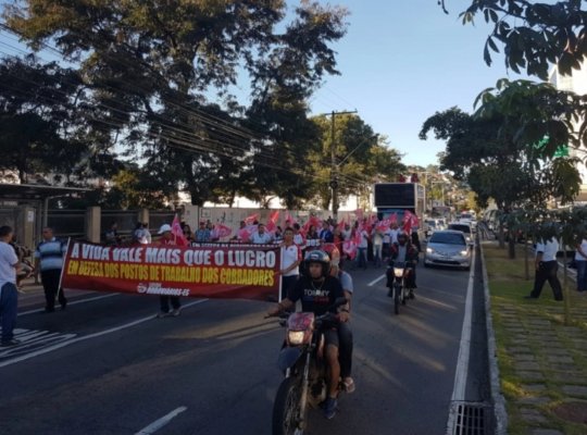 Rodoviários voltam às ruas contra retirada de cobradores dos novos ônibus do Transcol, em Vitória