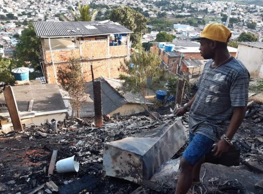 Incêndio atinge casas no Bairro da Penha, em Vitória