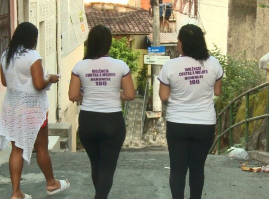 Mulheres se unem e saem às ruas para conscientizar sobre a violência doméstica no ES