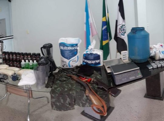 Polícia descobre laboratório de cocaína e crack em mansão de Guarapari