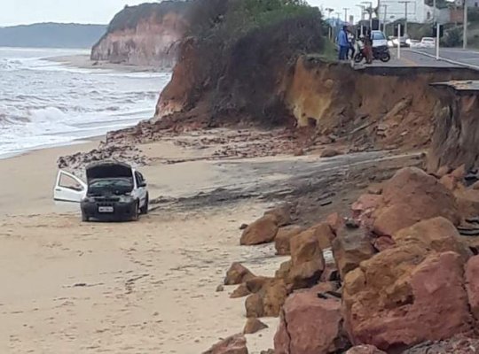 Idoso com sinais de embriaguez cai com carro na praia em Guarapari
