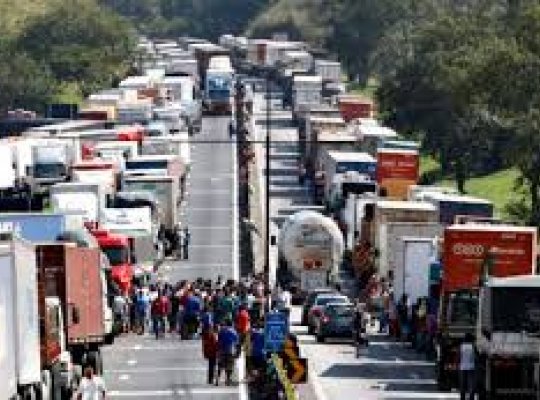 Empresas e caminhoneiros alertam para risco de nova greve