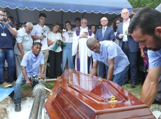 Corpo de Gerson Camata é enterrado na Serra