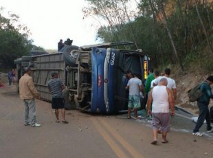 Ônibus tomba e deixa vários feridos na BR-101, em Vila Velha