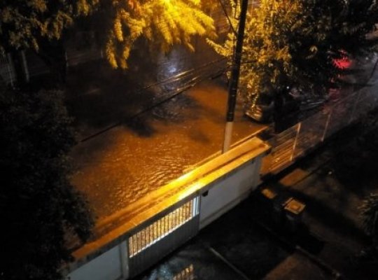 Forte chuva alaga ruas e avenidas no Espírito Santo