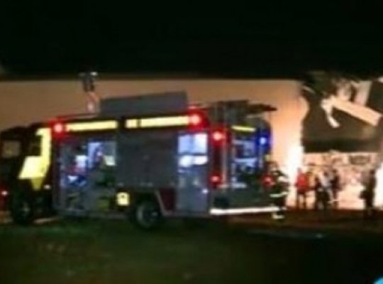 Avião cai sobre barracão de transportadora e deixa vários mortos no Paraná