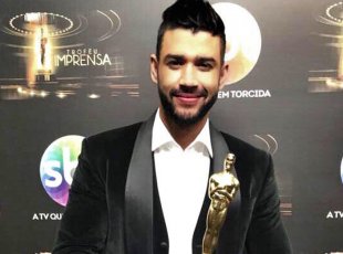 Gusttavo Lima ganha prêmio de melhor cantor no Troféu Imprensa