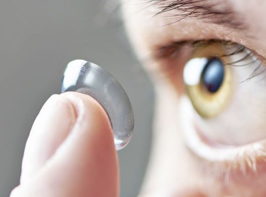 Cientistas criam lentes de contato robóticas que dão zoom ao piscar