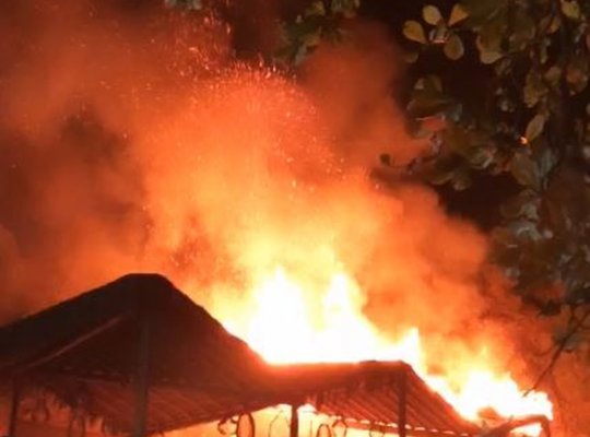 Clube que pegou fogo durante festa de música eletrônica não tinha alvará para evento, em Vila Velha, ES
