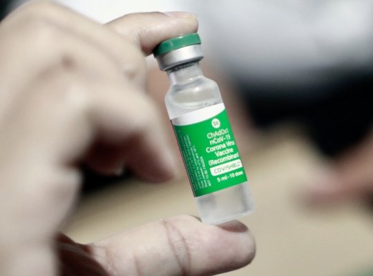 Insumo para 12 milhões de doses de vacina AstraZeneca contra Covid chega sábado, diz Fiocruz