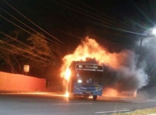 Dois ônibus do Transcol são incendiados na Serra