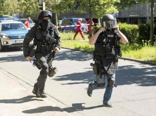 Homem armado dispara contra público em cinema na Alemanha