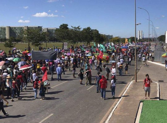Manifestantes voltam às ruas contra cortes na educação em ao menos 100 cidades