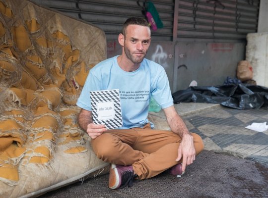 Morador de rua faz livro de poesia sobre como é viver nas calçadas de SP