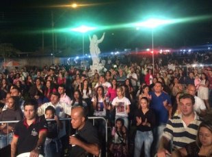Missa pelo 1 ano da morte de Cristiano Araújo reúne 3 mil pessoas
