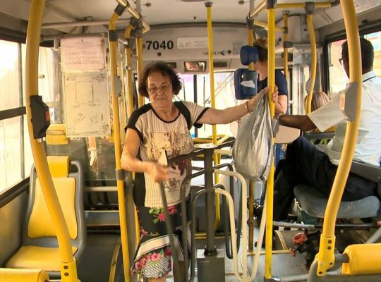 Lei permite que idosos desçam fora de pontos de ônibus em Vitória