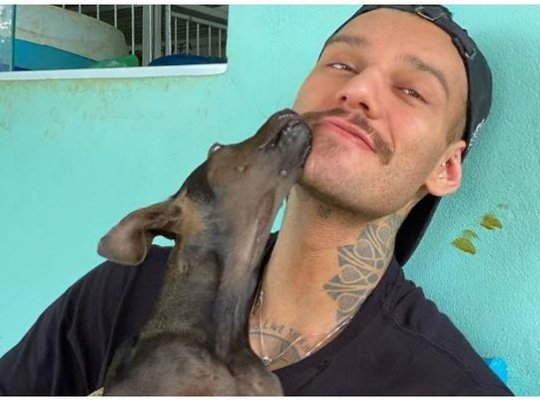 Lucas Lucco adota cachorrinha que perdeu uma patinha: 'Minha nova filhinha'