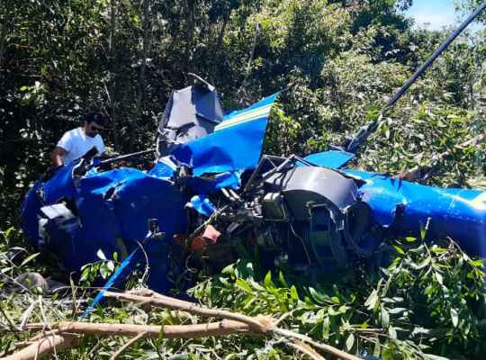 Helicóptero cai na Barra do Jucu, em Vila Velha