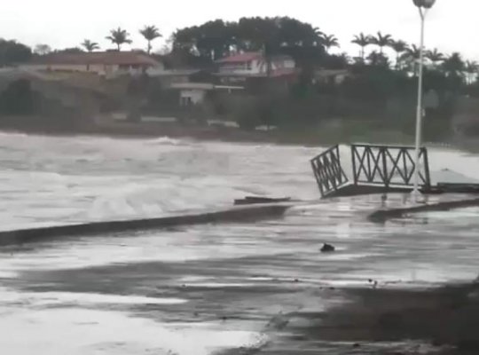 VÍDEO | Mar agitado: força da água destrói deck em praia de Anchieta e assusta moradores