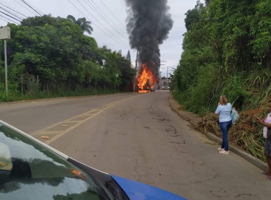 Ônibus do Transcol pega fogo em Cariacica e fumaça assusta moradores