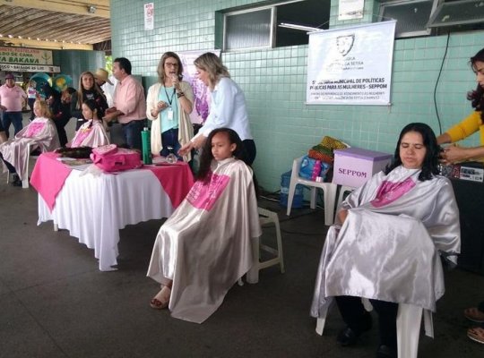 Ação do Outubro Rosa tem corte gratuito e doação de cabelo na Serra, ES
