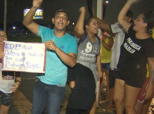 Moradores protestam contra aumento na conta de energia e fecham BR-101, na Serra, ES