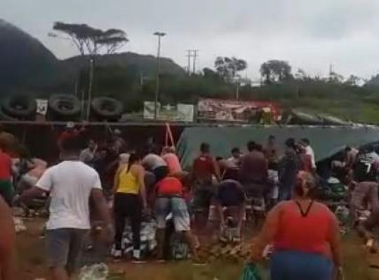 Carga de cerveja é saqueada após carreta tombar na BR-101, em Guarapari