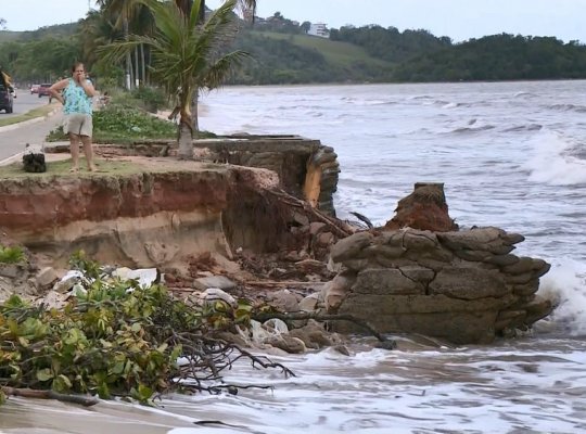 Obra de contenção de erosão na praia de Piúma, ES, deve começar em outubro, diz prefeito