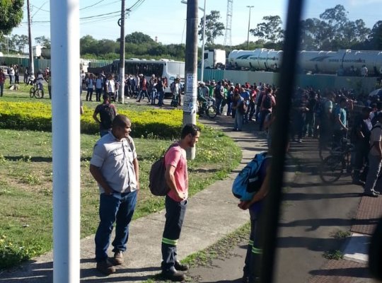 Manifestantes fecham portões do Complexo de Tubarão, no ES