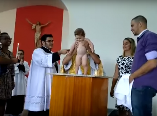 Em batizado, bebê dá risadas, bate palmas, e vídeo encanta internautas