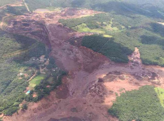 Barragem de rejeitos da Vale se rompe e causa destruição em Brumadinho (MG)
