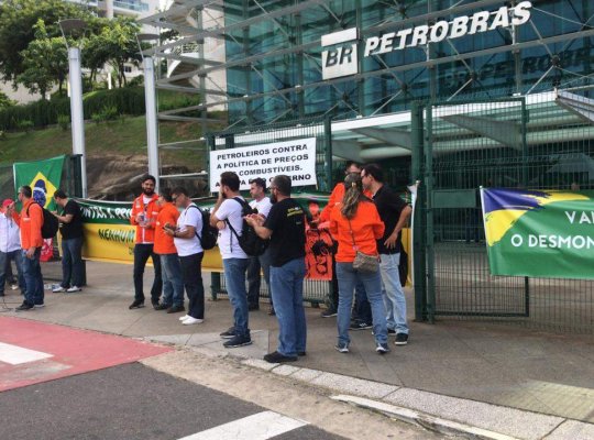 Petroleiros distribuem cupons de R$ 40 para compra de botija de gás em protesto no ES
