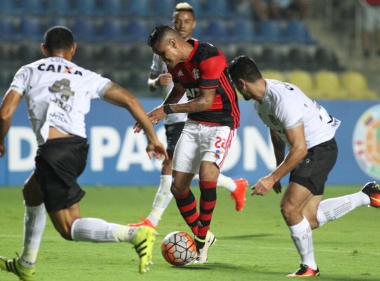Flamengo reverte placar contra o Figueirense e avança na Sul-Americana