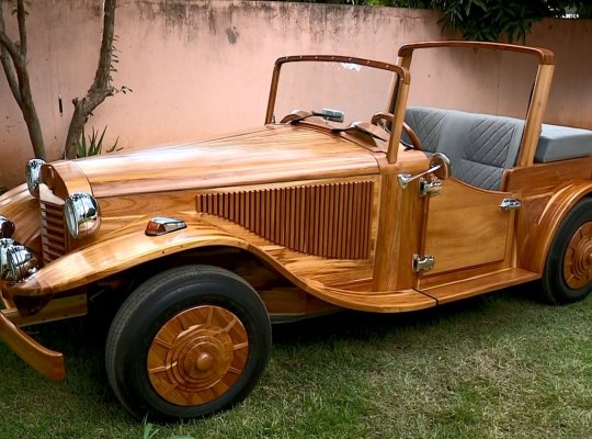Aposentado realiza sonho e constrói carro clássico em madeira, no ES