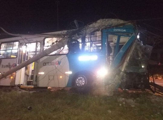 Motorista perde o controle e ônibus atinge poste na Rodovia Darly Santos em Vila Velha