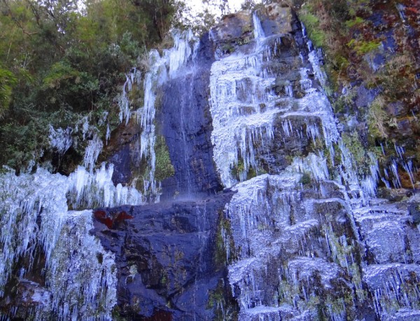 Santa Catarina registra -7,2°C e cachoeira congela