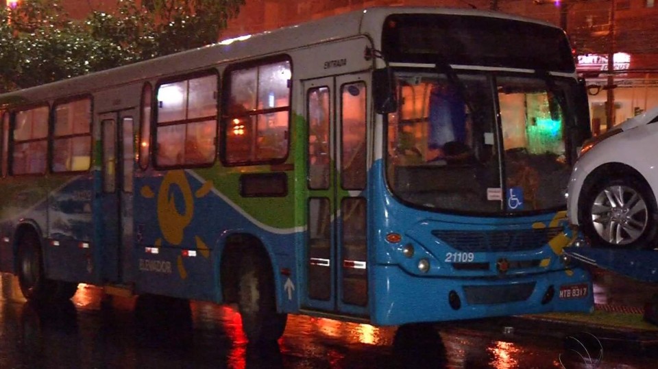 Criminosos fazem arrastão em ônibus do Transcol em Viana