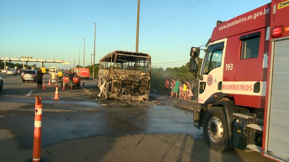 Ônibus pega fogo na rodovia do Sol, em Guarapari, ES