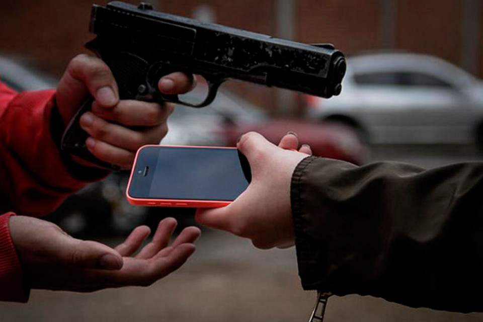 Jovem é baleada após se recusar a entregar celular para assaltante em Vitória