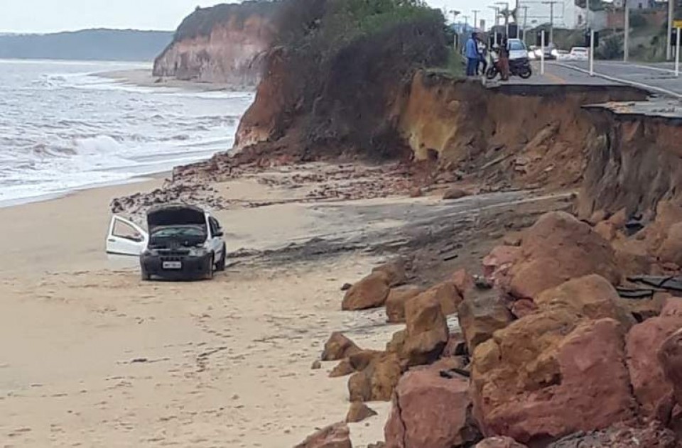 Idoso com sinais de embriaguez cai com carro na praia em Guarapari