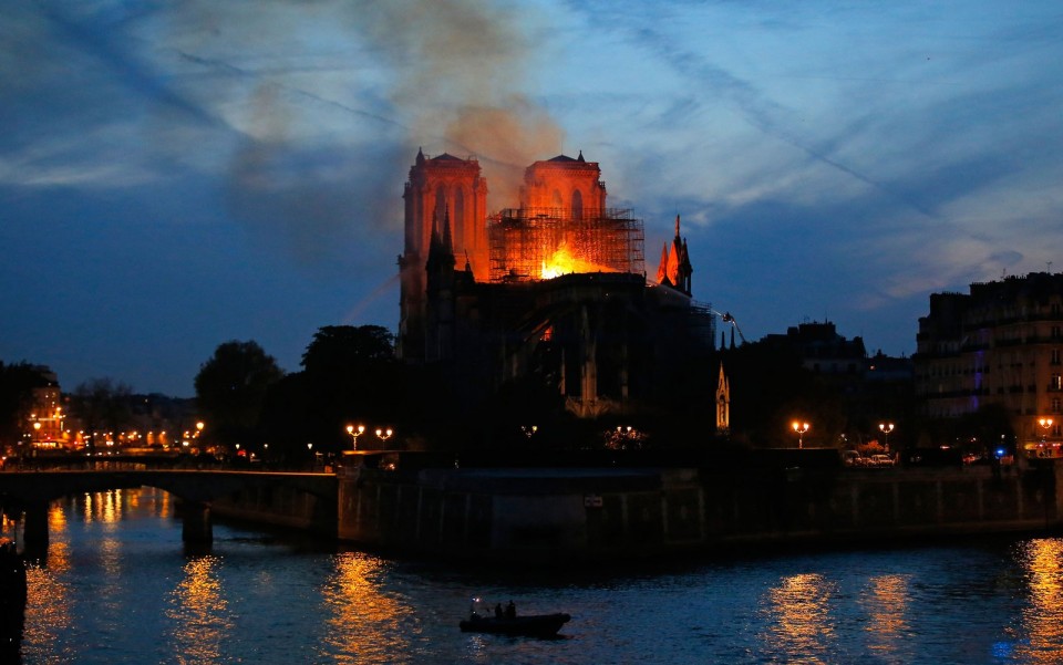 Incêndio atinge a Catedral de Notre-Dame, em Paris