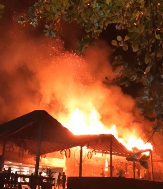 Clube que pegou fogo durante festa de música eletrônica não tinha alvará para evento, em Vila Velha, ES