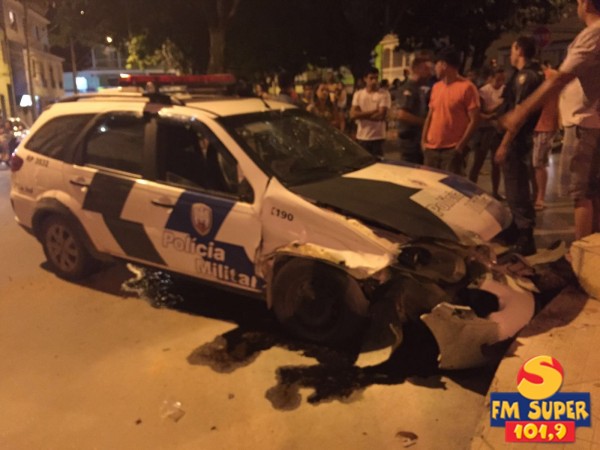 Viatura fica destruída durante perseguição após roubo de carro em Afonso Cláudio